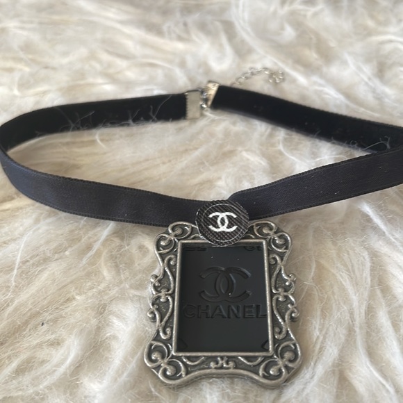 🌟🔥Upcycled Designer Inspired Choker Necklace with detail - Picture 3 of 3